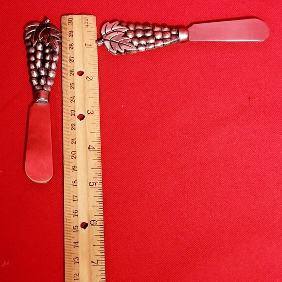 Vintage Pewter Grapes Handle Cheese Spreaders Set of 2 - Picture 8 of 8